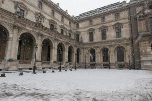 paris medan snöar foto