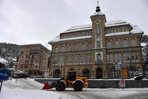 st moritz, schweiz - december 30 2017 - lyx stad fullt med folk av turister för ny år eve foto