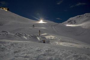 snöskoter på åka skidor springa på natt foto
