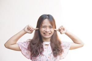 asiatisk kvinna har kliande öron foto