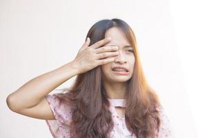 asiatisk kvinna har öga smärta foto