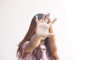 kvinna räckte upp handen för att avråda, kampanjen stoppa våld mot kvinnor foto