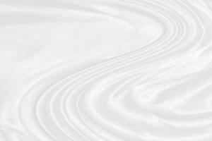 vit silke texturerad trasa bakgrund, närbild av krusigt satin tyg med mjuk vågor. foto