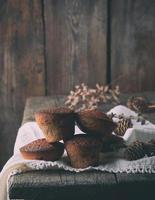 bakad små runda muffins på en vit textil- servett foto