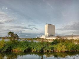 torn av fabrik byggnad med en klar blå himmel bakgrund foto