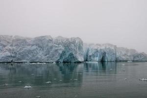 svalbard spitzbergen glaciär se med små isberg foto