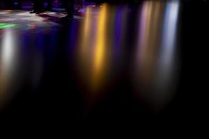abstrakt textur reflexion av ljus. färgad bakgrund slingor i yta. Ränder av Färg vändning till svart. foto