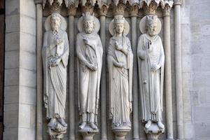 notre dame paris katedral staty skulptur och tak innan brand foto