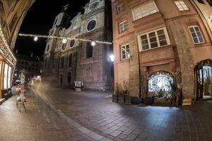 Innsbruck, österrike - december 29,2015 - stad gata med jul ljus foto