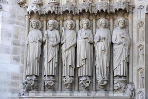 notre dame paris katedral staty skulptur och tak innan brand foto