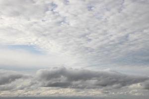 vit grå molnig himmelskt blå himmel bakgrund clouds foto