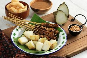 sate padang. kryddad nötkött satay från padang, väst sumatra. foto