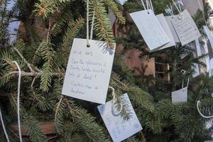 salzburg, österrike - december 31, 2015 - xmas träd önskar papper foto
