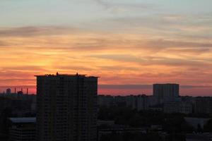 färgrik molnig skymning skön himmel stadsbild solnedgång och morgon- soluppgång. dramatisk kväll natt tidigt morgon- se med stad byggnader silhuett. panorama- bakgrund begrepp. kopia Plats för text foto