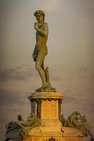 staty av david av michelangelo vid piazza michelangelo i florence, italien foto