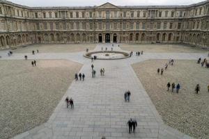 louvre museum exteriör med turist gående foto