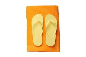 6281 gul flip flops och orange handduk isolerat på en transparent bakgrund foto