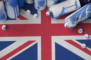 bra storbritannien flagga och få Begagnade aerosol spray burkar för graffiti målning. gata konst kultur begrepp foto