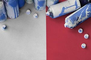 malta flagga och få Begagnade aerosol spray burkar för graffiti målning. gata konst kultur begrepp foto