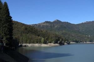 brugneto artificiell sjö damm liguria Italien panorama foto