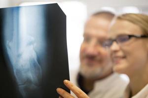 läkare som tittar på röntgenstrålar foto