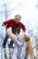 mamma som håller upp barnet foto