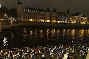 paris, Frankrike - november 20 2021 - många människor marscherande mot kvinnor våld foto