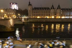 paris, Frankrike - november 20 2021 - många människor marscherande mot kvinnor våld foto