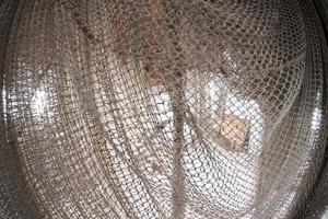 handgjort gammal fiske netto inuti fiskare hus foto