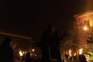 neuschoenau, Tyskland - januari 5 2019 - lussenatt natt firande med skog anda waldgeister i bavaria by foto