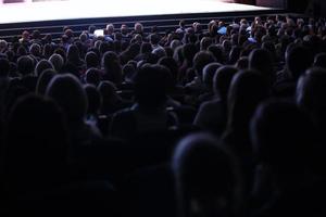 Moskva, Ryssland, 2020 - människor sitter i en teater foto