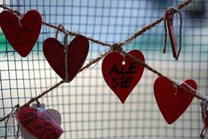 hjärta kärlek meddelanden hängande på fiskare netto foto