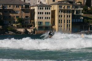 Australien, bondi strand augusti 5 en surfare Hoppar på stor vågor, augusti 5, 2010 foto