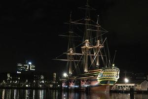 amsterdam kanal fartyg fartyg museum på natt foto