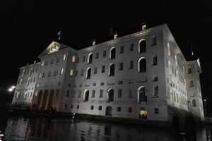 amsterdam kanal fartyg fartyg museum på natt foto