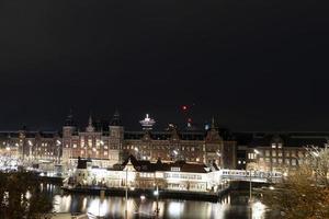 amsterdam central station på natt stadsbild foto