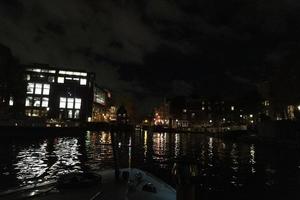 amsterdam kanaler kryssning på natt foto