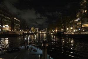 amsterdam kanaler kryssning på natt foto