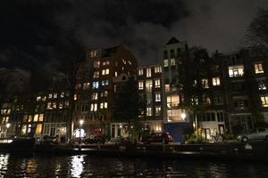 amsterdam kanaler kryssning på natt foto