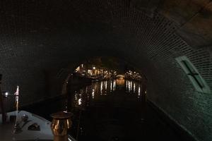 amsterdam kanaler kryssning på natt foto