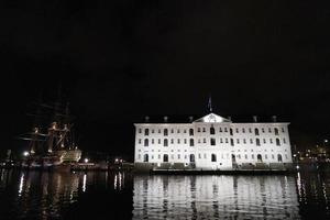 amsterdam kanal fartyg fartyg museum på natt foto