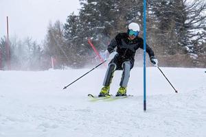 slalom åka skidor lopp sport Träning foto