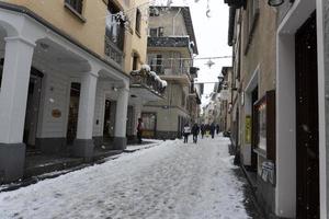 bormio medeltida by valtellina Italien under de snö i vinter- foto