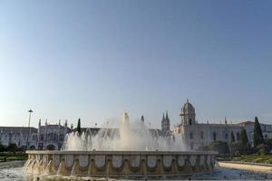 fontän av lissabon jeronimos kloster på solnedgång foto