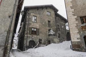 bormio medeltida by valtellina Italien under de snö i vinter- foto
