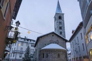 bormio medeltida by valtellina Italien under de snö i vinter- foto