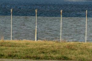 hullingförsedda tråd staket detalj nära de hav foto