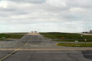 paris, Frankrike - november 7 2019 - paris flygplats cdg landning och läser in frakt och passagerare foto