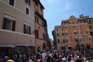 rom, Italien - juni 10 2018 - trevi fontän fullt med folk av turister foto