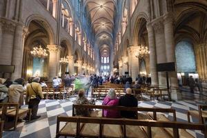 paris, Frankrike - Maj 1, 2016 - notre dame katedral fullt med folk för söndag massa foto